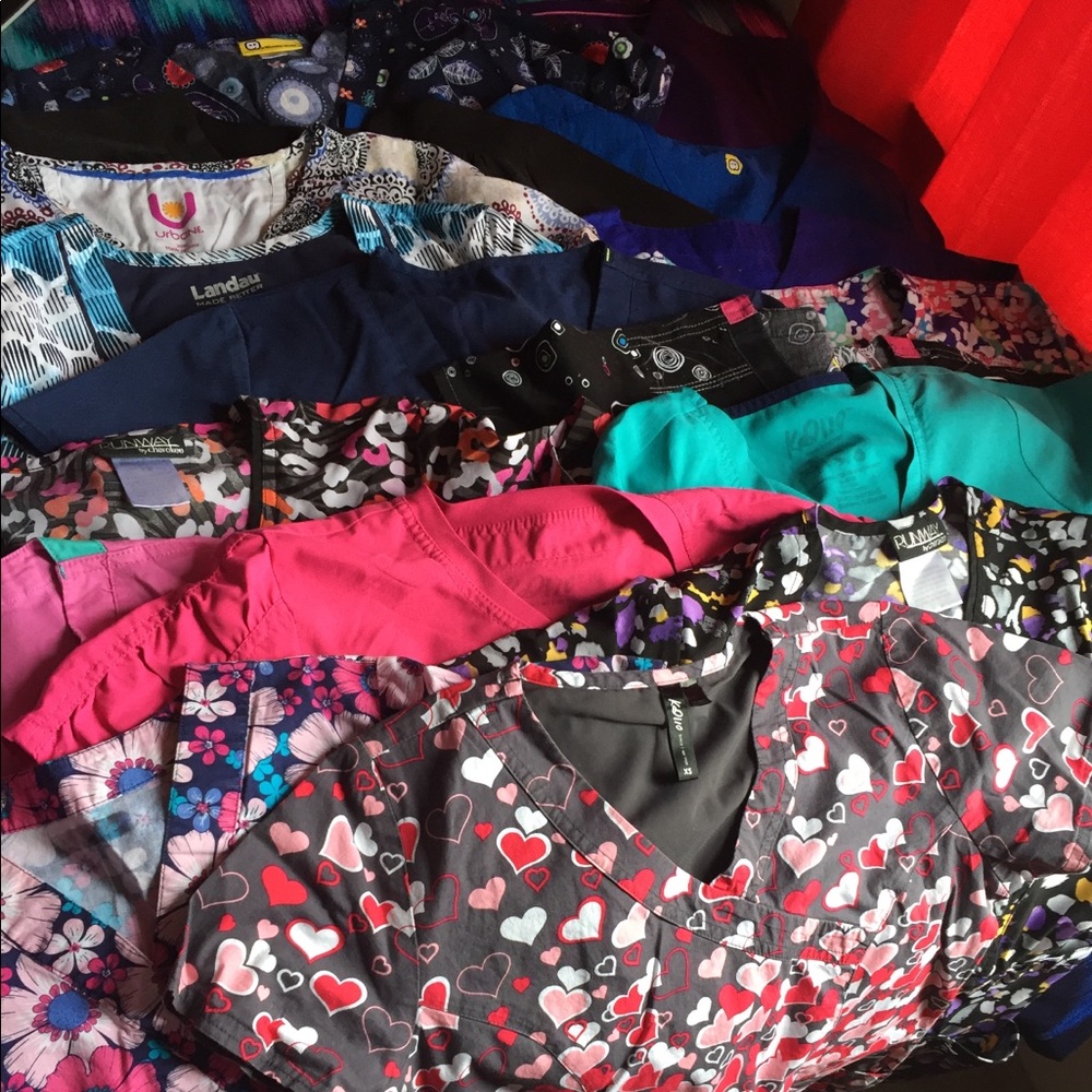 16 scrub tops in great condition hardly worn.
